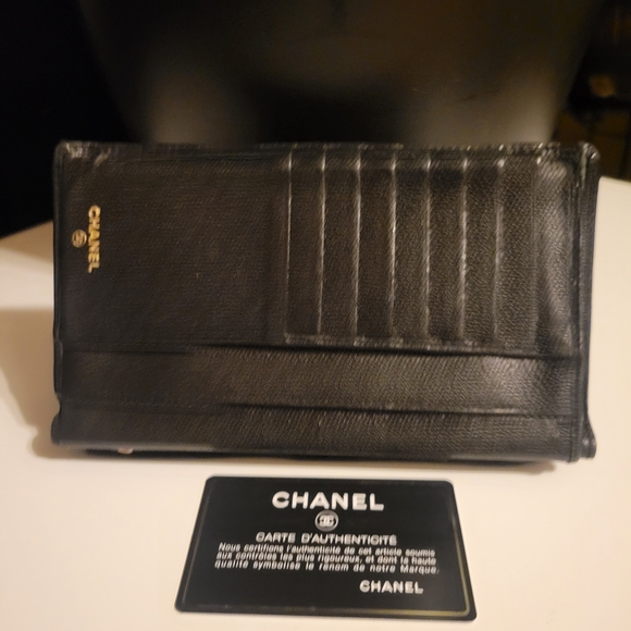 Vintage Authenric CHANEL Black Leather Wallet with Iconic Emblem - Picture 10 of 13